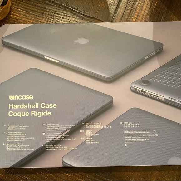 In case MacBook Pro 13 inch Dots Hardshell - Picture 3 of 7